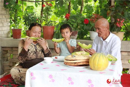 新疆老头吃老汉瓜,老头吃老汉瓜，传承民间美食佳话