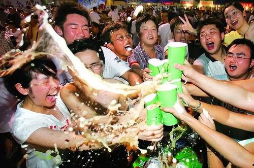 吃瓜群众喝啤酒,吃瓜群众畅饮啤酒，共享欢乐时光