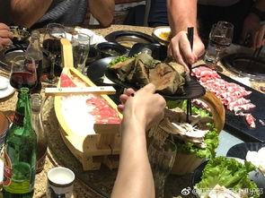 吃瓜群众喝啤酒,吃瓜群众畅饮啤酒，共享欢乐时光