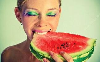 吃瓜口腔溃疡,口腔溃疡困扰？揭秘吃瓜与溃疡的微妙关系