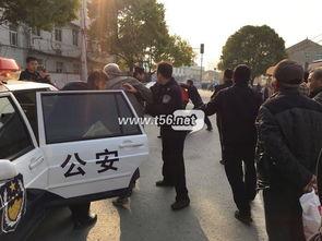 警察抓人吃瓜现场,围观群众吃瓜热议