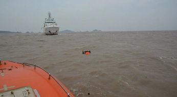 福建海域吃瓜渔船,吃瓜渔船的悠闲生活画卷