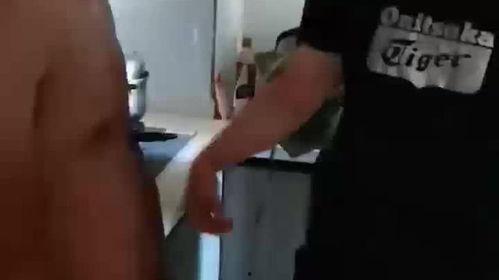 男子吃瓜为何被查,揭秘背后原因与法律解读