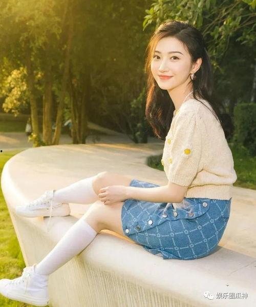 景甜蹲地吃瓜,意外成为娱乐圈热议焦点