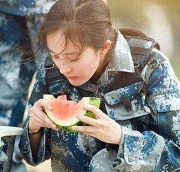 景甜蹲地吃瓜,意外成为娱乐圈热议焦点