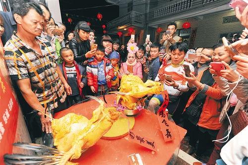 海口民俗吃瓜,瓜果飘香，共享清凉时光