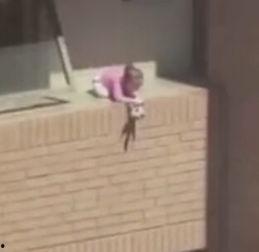 爬栏杆女孩吃瓜,揭秘网络热点的背后故事