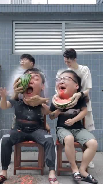 男子比赛吃瓜