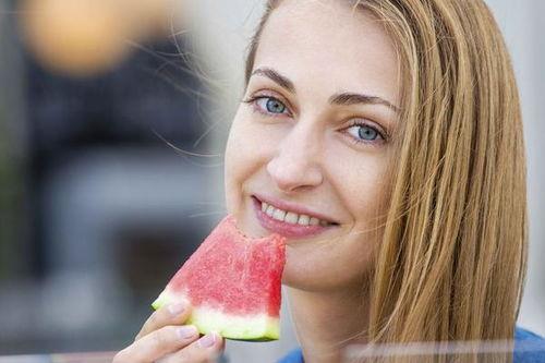 浮汀腮红吃瓜侠,吃瓜侠的时尚新宠，美妆界的潮流风向标