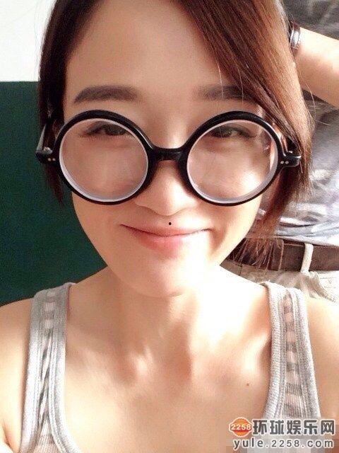 宿舍眼镜妹吃瓜,揭秘校园八卦风云