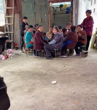 大妈围观吃瓜,揭秘街头热辣话题背后的故事