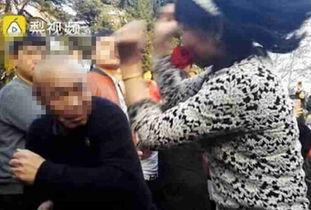大妈围观吃瓜,揭秘街头热辣话题背后的故事