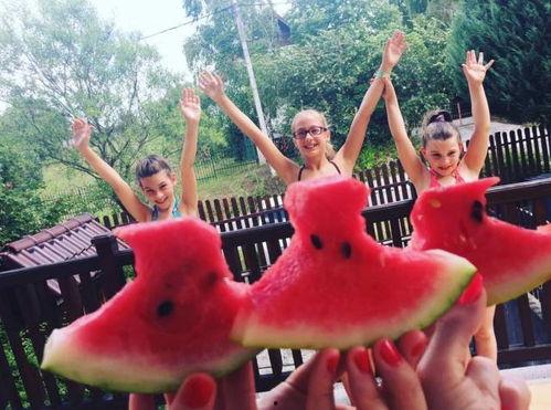 儿童吃瓜群众图片,小瓜娃儿欢乐吃瓜瞬间