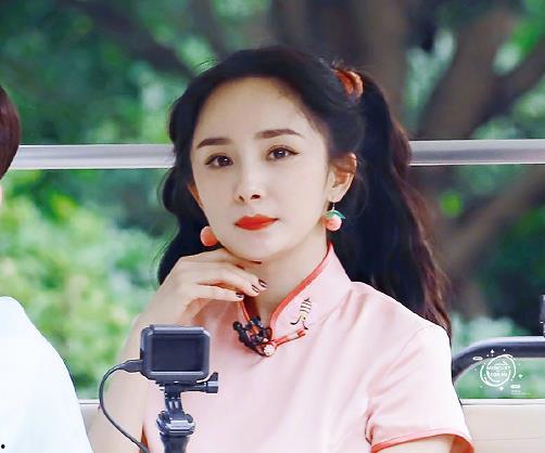 旗袍吃瓜,一场时尚与休闲的跨界之旅